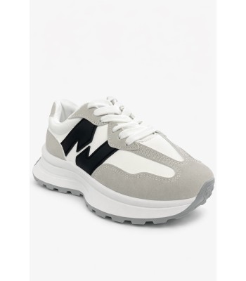 Λευκό sneaker με chunky σόλα και μαύρο σχέδιο στο πλάι