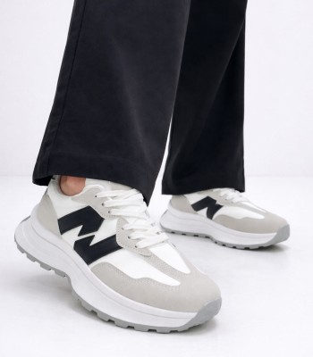 Λευκό sneaker με chunky σόλα και μαύρο σχέδιο στο πλάι