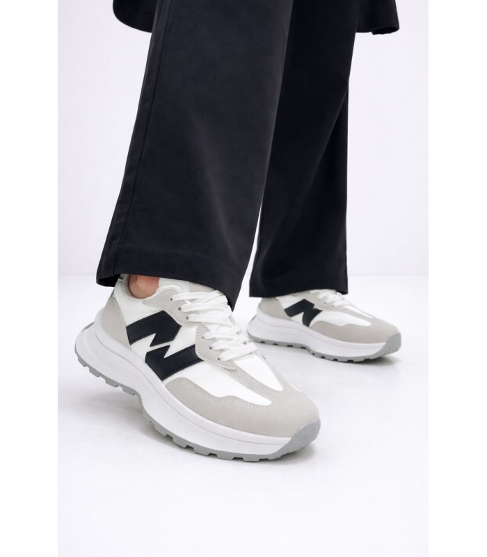 Λευκό sneaker με chunky σόλα και μαύρο σχέδιο στο πλάι