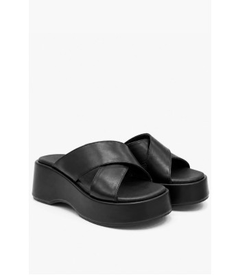 Μαύρο flatform με χιαστί φάσες και chunky σόλα