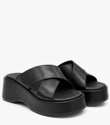 Μαύρο flatform με χιαστί φάσες και chunky σόλα