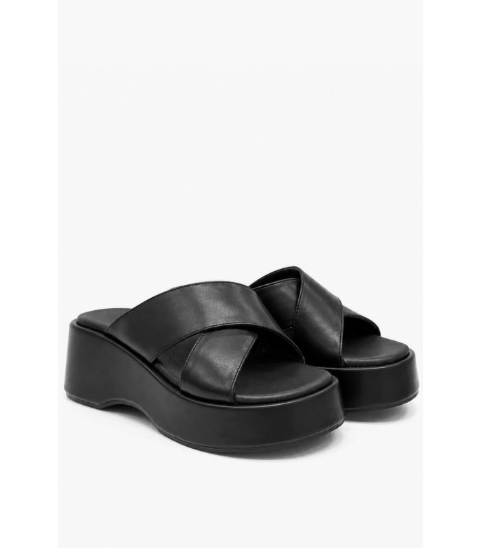 Μαύρο flatform με χιαστί φάσες και chunky σόλα