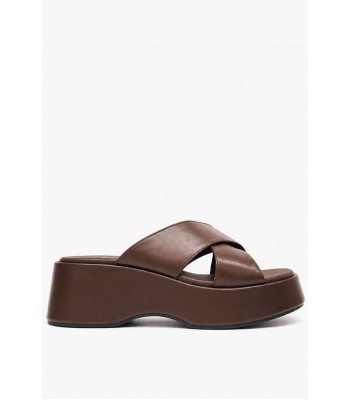 Καφέ flatform με χιαστί φάσες και chunky σόλα