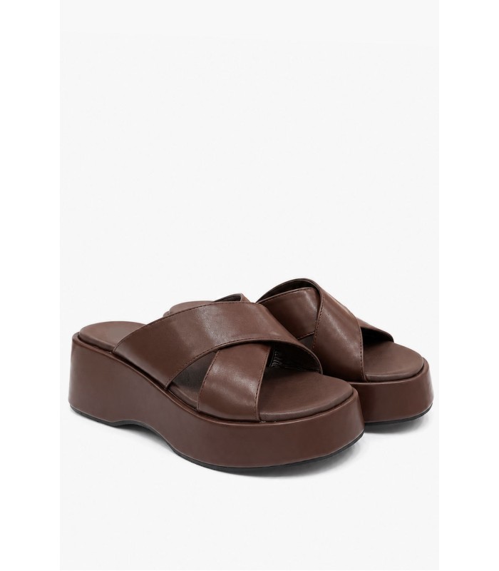Καφέ flatform με χιαστί φάσες και chunky σόλα