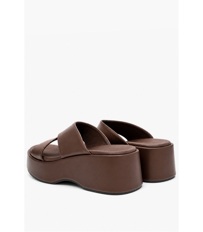 Καφέ flatform με χιαστί φάσες και chunky σόλα