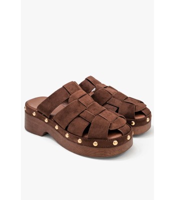 Καφέ flatform mules με πλεγμένες φάσες και τρουκς