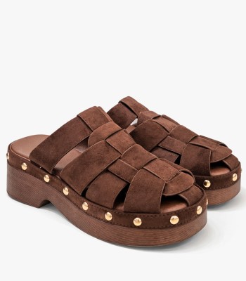 Καφέ flatform mules με πλεγμένες φάσες και τρουκς