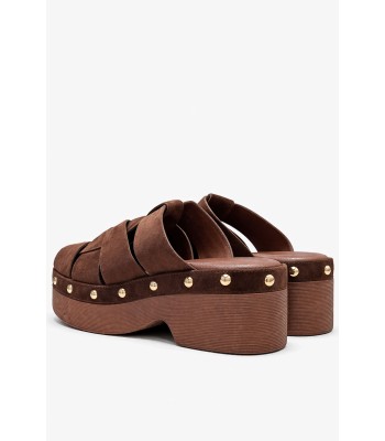 Καφέ flatform mules με πλεγμένες φάσες και τρουκς