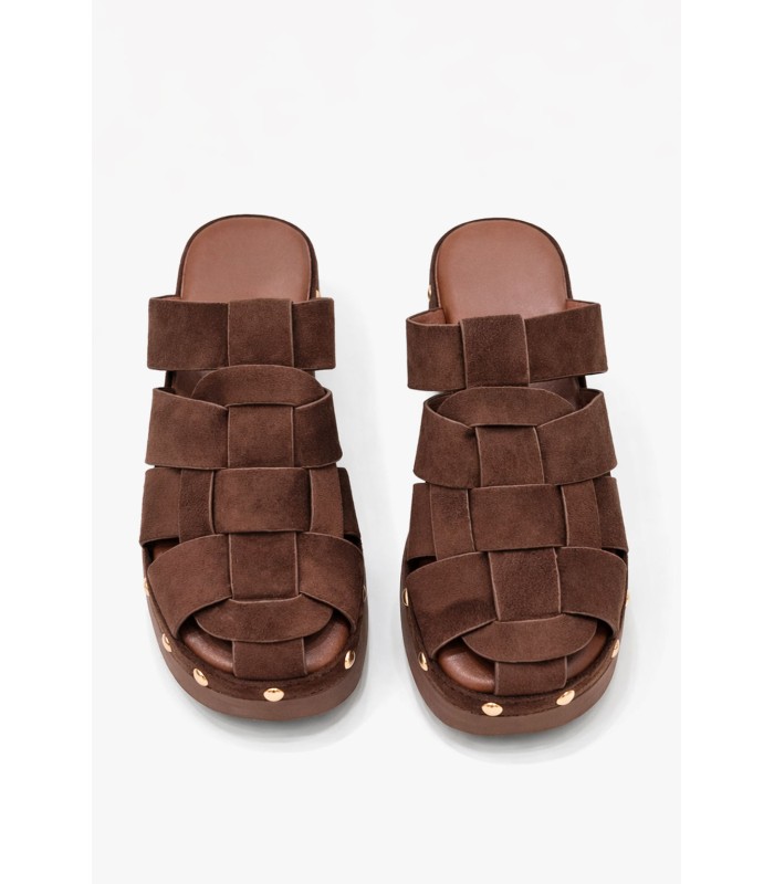 Καφέ flatform mules με πλεγμένες φάσες και τρουκς