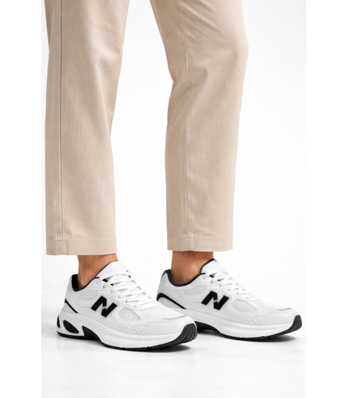Λευκό sneaker chunky με μαύρες λεπτομέρειες