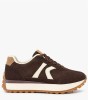 Καφέ suede sneakers με εκρού λεπτομέρειες