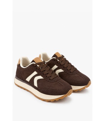 Καφέ suede sneakers με εκρού λεπτομέρειες