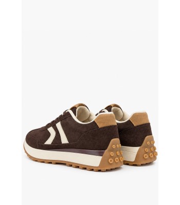 Καφέ suede sneakers με εκρού λεπτομέρειες