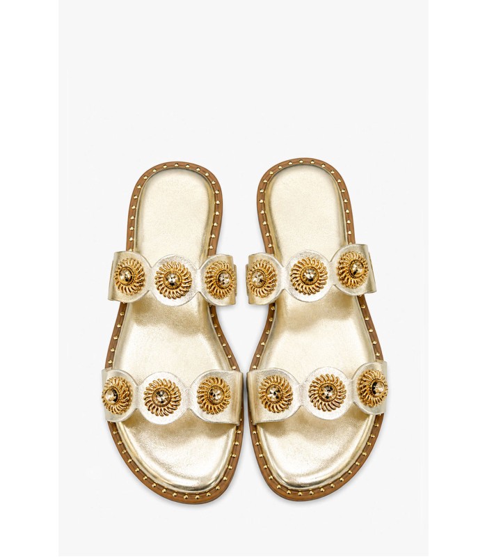 Χρυσά boho σανδάλια με χρυσά διακοσμητικά στοιχεία