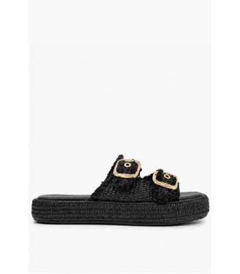 Μαύρο flatform με ψάθινη υφή και χρυσές αγκράφες