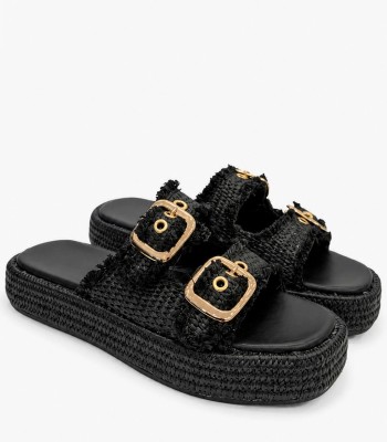 Μαύρο flatform με ψάθινη υφή και χρυσές αγκράφες