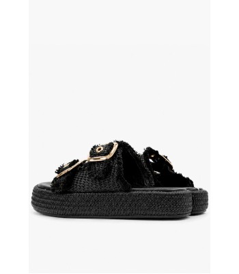 Μαύρο flatform με ψάθινη υφή και χρυσές αγκράφες