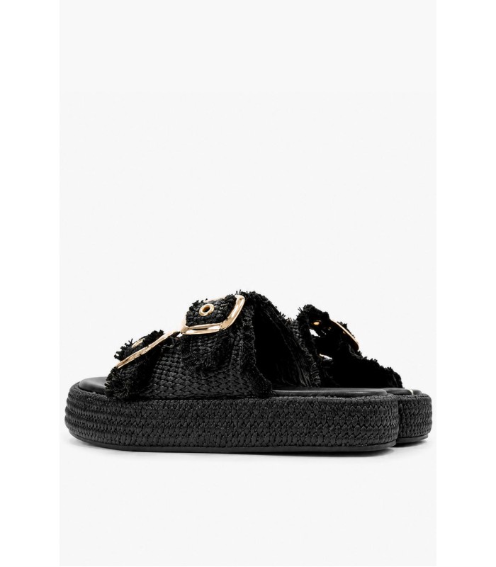Μαύρο flatform με ψάθινη υφή και χρυσές αγκράφες
