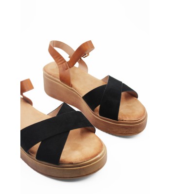 Flatform με χιαστί φάσα σε μαύρο χρώμα και καφέ λουράκι αστραγάλου