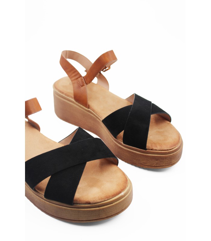 Flatform με χιαστί φάσα σε μαύρο χρώμα και καφέ λουράκι αστραγάλου
