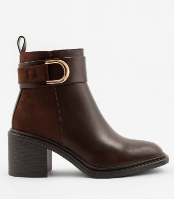 Καφέ ankle boot με χοντρό τακούνι και χρυσή αγκράφα
