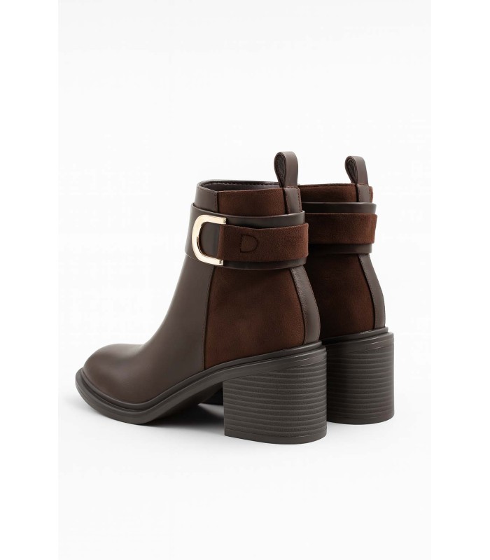 Καφέ ankle boot με χοντρό τακούνι και χρυσή αγκράφα