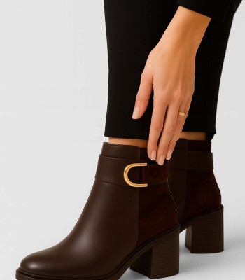 Καφέ ankle boot με χοντρό τακούνι και χρυσή αγκράφα