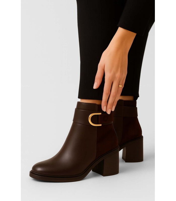 Καφέ ankle boot με χοντρό τακούνι και χρυσή αγκράφα