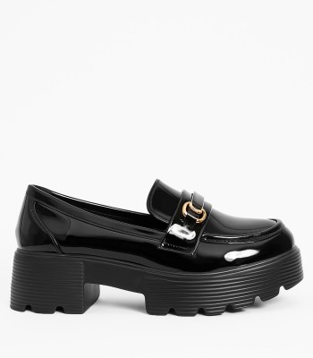 Μαύρο λουστρίνι loafer με χρυσή αγκράφα και chunky σόλα