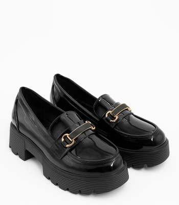 Μαύρο λουστρίνι loafer με χρυσή αγκράφα και chunky σόλα