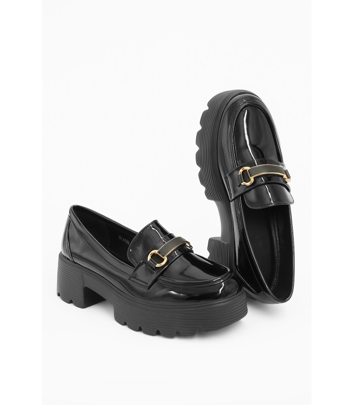 Μαύρο λουστρίνι loafer με χρυσή αγκράφα και chunky σόλα