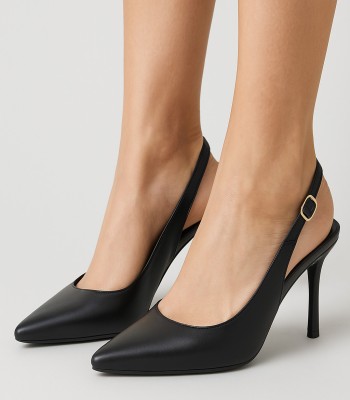 Μαύρη μυτερή γόβα slingback με λεπτό τακούνι