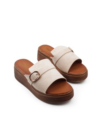 Flatform σε μπεζ χρώμα με φαρδιά φάσα και μεταλλική αγκράφα