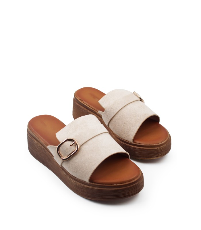 Flatform σε μπεζ χρώμα με φαρδιά φάσα και μεταλλική αγκράφα
