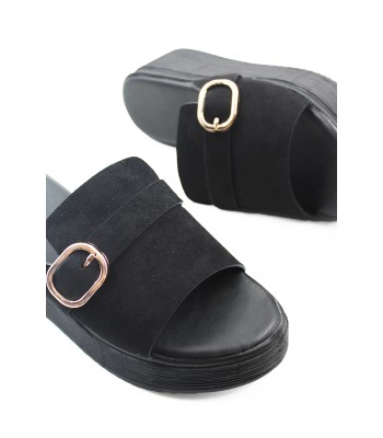 Flatform σε μαύρο χρώμα με φαρδιά φάσα και μεταλλική αγκράφα