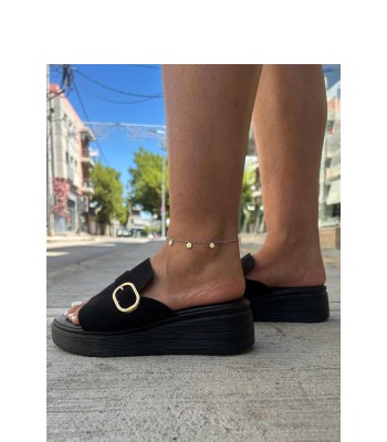 Flatform σε μαύρο χρώμα με φαρδιά φάσα και μεταλλική αγκράφα
