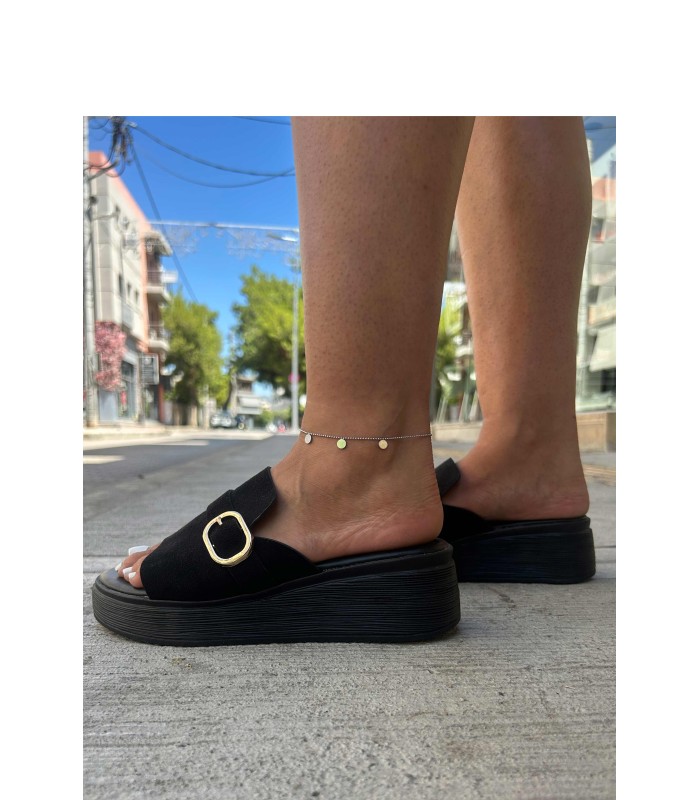 Flatform σε μαύρο χρώμα με φαρδιά φάσα και μεταλλική αγκράφα