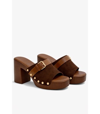 Καφέ πέδιλο clogs με χοντρό τακούνι