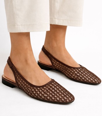 Καφέ slingback με διάτρητη πλέξη και flat σόλα