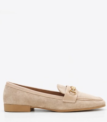 Μπεζ loafer με μεταλλικό διακοσμητικό