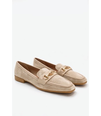 Μπεζ loafer με μεταλλικό διακοσμητικό