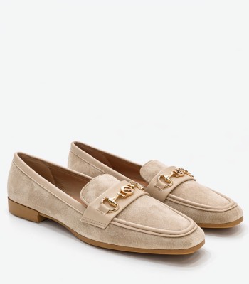 Μπεζ loafer με μεταλλικό διακοσμητικό