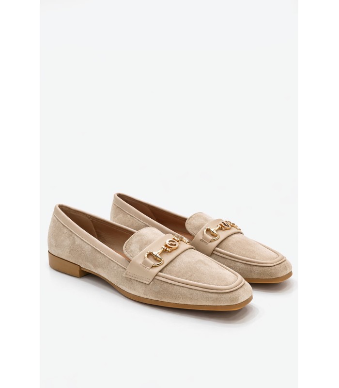 Μπεζ loafer με μεταλλικό διακοσμητικό