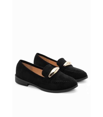 Μαύρο loafer με διακοσμητική αγκράφα