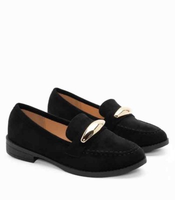Μαύρο loafer με διακοσμητική αγκράφα