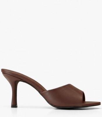 Καφέ πέδιλο mule με λεπτό τακούνι
