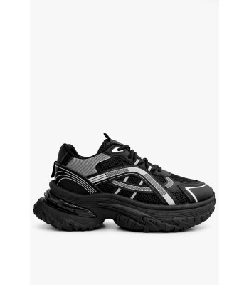Μαύρο sneaker με chunky σόλα και δυναμικές λεπτομέρειες