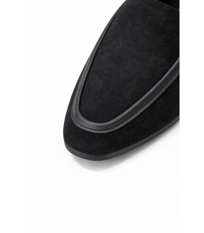 Μαύρο loafer με χρυσή αγκράφα