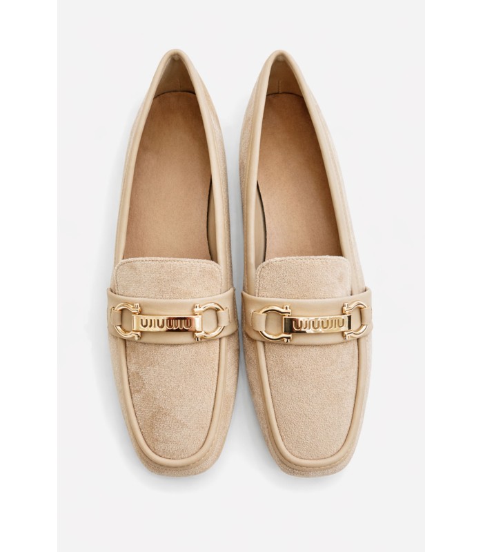 Μπεζ loafer με μεταλλική αγκράφα
