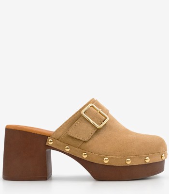 Μπεζ clogs με τακούνι και χρυσή αγκράφα